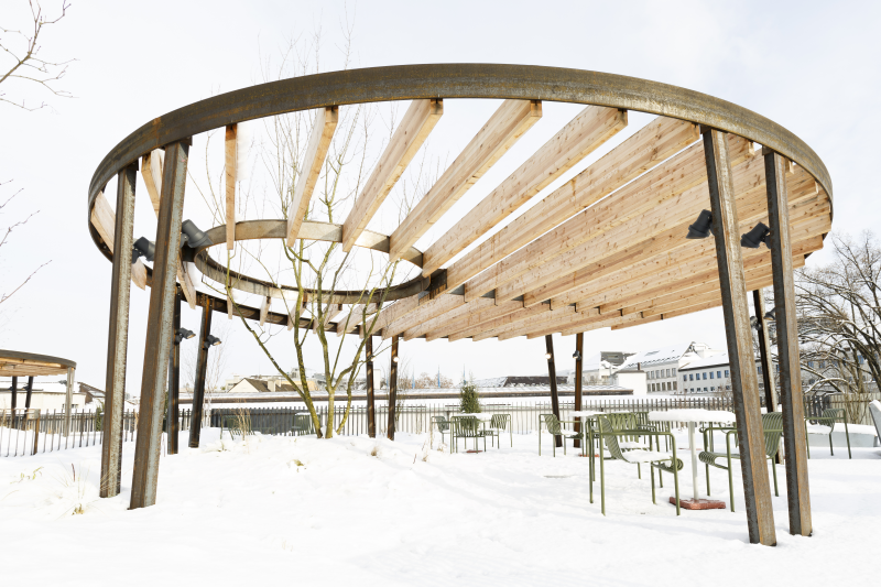 Pergola aus einer Stahlkonstruktion.